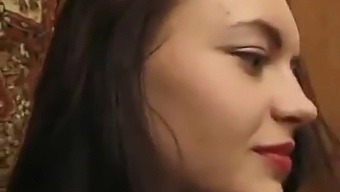 L'Allettante Primo Piano Di 18+ Della Sua Pelosa Figa Russa