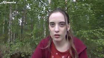 Mladá Priateľka Dáva Orálny Sex V Lese A Prehltne Sperma