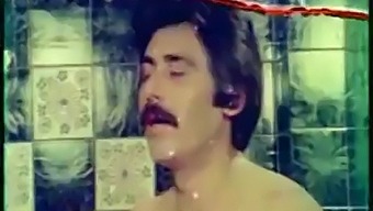 Sıcak Türk Kızlar Seksi Bedenlerini Gösterip Öpüşüyorlar
