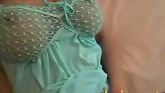 Büyük Göğüslü Alman Porno Yıldızı Sert Bir Şekilde Beceriliyor