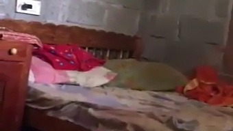 Una Vecchia Signora Indiana Viene Sorpresa A Tradire E Si Gode Un Trio Con Il Fratello Del Marito