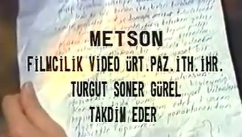 Türk Çift Tutkulu Bir Öpücük Paylaşıyor Ve Büyük Göğüslerini Sergiliyor