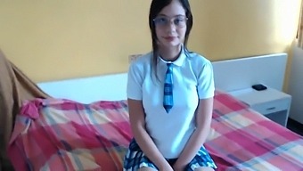 Amateur College Girl Gives A Blowjob To Her Boyfriend Secretly