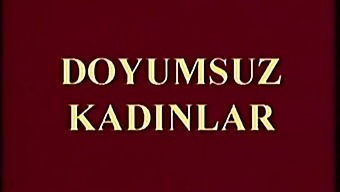 Sıcak Bir Türk Çift Tutkulu Bir Şekilde Öpüşüyor Ve Samimi Oluyor