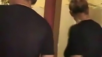 La Mamma Vecchia E Giovane Si Unisce Al Figliastro Per Un Bagno Caldo