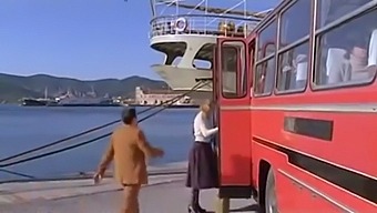 L'Incontro Appassionato Di Una Coppia Interrazziale Su Un Autobus