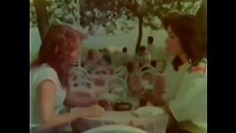 Azu Okay Ve Salaim Günü, Klasik Bir Türk Karısıyla Orgazm Oluyor
