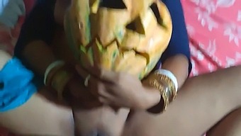 Nútené Halloweenske Stretnutie: Ex-Priateľka Je Tvrdo Vymrdaná