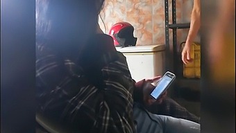 Romanzo Sul Posto Di Lavoro Con Un Collega Amichevole