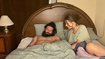 Kızıl Saçlı Milf, Kaslı Üvey Oğluna Salyalı Bir Sakso Çekiyor