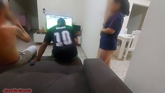 Kocamın Arkadaşıyla Bahis Nedeniyle Cinsel Bir Karşılaşma Başlattım, Ancak Tahrik Oldum Ve Sonuçta Iki Erkek Tarafından Aynı Anda Becerildim