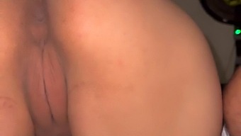私の彼女は後ろからの立場になり、ナイトガウンを上げて彼女の親密な領域を明らかにします。