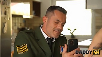 Podvádzajúca Priateľka Je Chytená Nevlastným Otcom A Dobre Mu Slúži