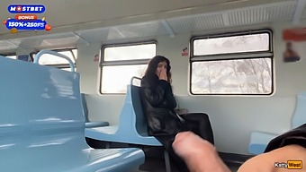 Una Bruna Amatoriale Riceve Aiuto Da Uno Sconosciuto Per Raggiungere L'Orgasmo Su Un Treno Pubblico E Poi Gira Per I Vagoni Del Treno Con Lo Sperma Sul Viso.