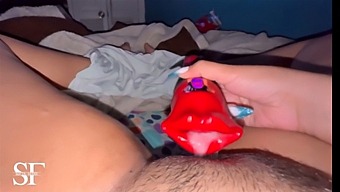 Tem Um Cara Que Me Come Com Uma Rola Grossa E Eu Gozo Gostoso.